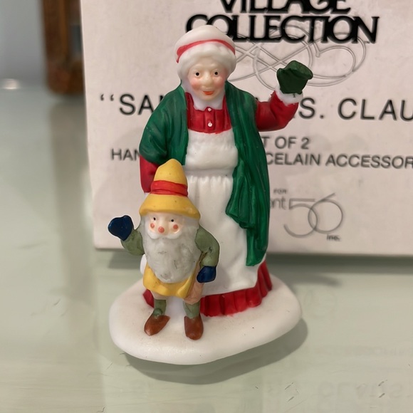 Dept 56 Heritage Village Santa & Mrs. Claus - Picture 4 of 12